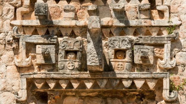 Mascarón en reserva arqueológica maya de Uxmal, México. Foto: Pim Schalwijk/INAH