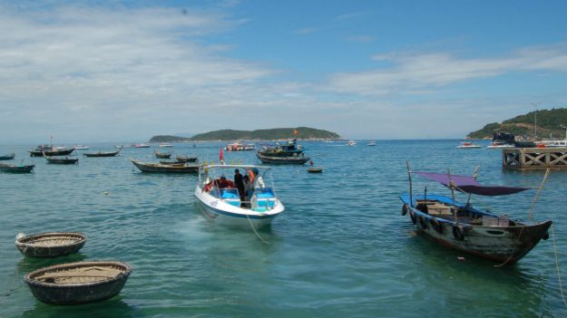 Lên thuyền ra tìm tàu thuyền đắm ngoài khơi gần Cù Lao Chàm