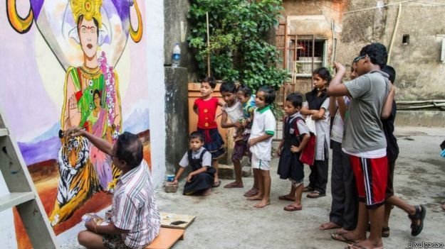 Artistas pintam mural em favela da Índia (Foto: DIvulgação)