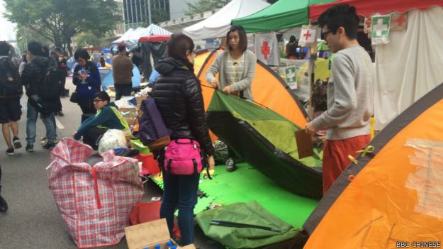 在面临结束一刻，不少占领者都在收拾帐篷物品（BBC中文网记者陈志芬摄）。