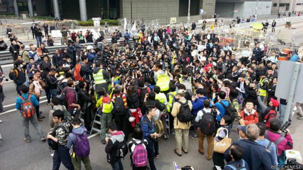 数名示威者一直跟着队伍前行观察，但现场的记者远多于执达主任和警员。