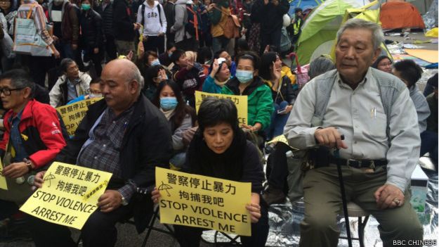 一批长者选择坐在示威区前线表达争取香港特首有真正的普选
