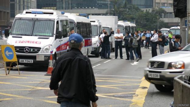 警员在禁制令执行前半小时开始布防。气氛平静。（BBC中文网记者叶靖斯摄）。