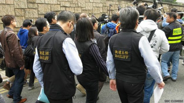 原诉人一行来到力宝中心，完成宣读禁制令（BBC中文网记者叶靖斯摄）。