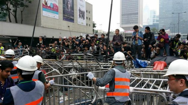 禁制令申请人代表开始拆除位于香港大会堂外的第一道路障（BBC中文网记者叶靖斯摄）。
