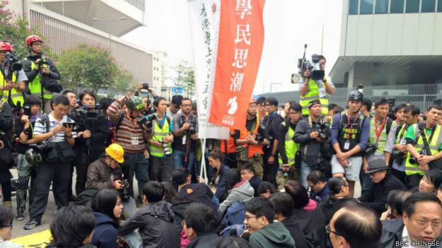 香港警方已宣布金钟占领区被封锁开始清场。（BBC中文网记者陈志芬摄）。