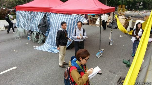 一些立法会泛民主派议员到场准备监察清场过程（BBC中文网照片）。。