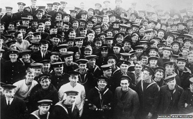 La tripulación del HMS Barham observa la rendición