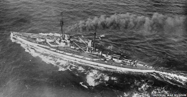 El barco de guerra alemán Grosser Kurfuerst en su camino al fiordo de Forth