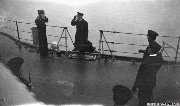El almirante alemán Otto Maurer sube al HMS Queen Elizabeth
