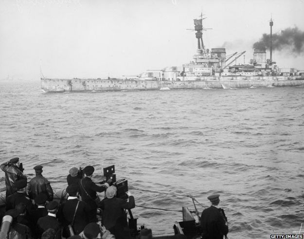 El crucero de guerra Hinderburg es fotografiado por reporteros en el momento de su entrega
