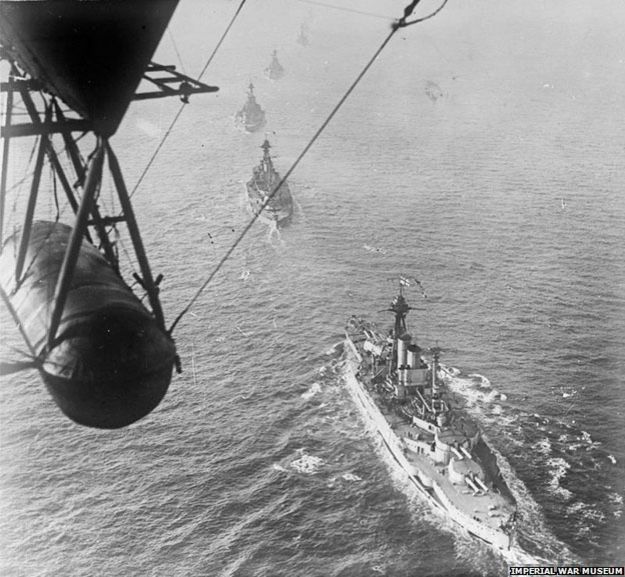 El HMS Queen Elizabeth y otros barcos de guerra británicos en alineación