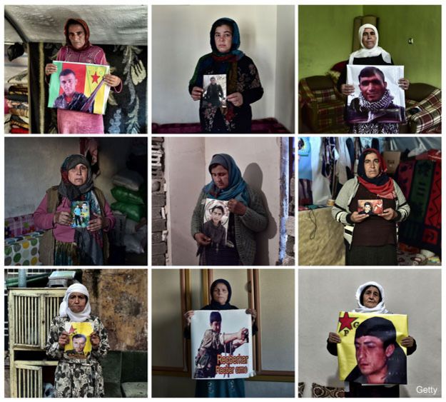 Madres que muestran fotos de sus hijos fallecidos en la lucha contra EI en Kobane