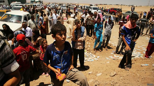 Desplazados que huyen de los enfrentamientos en Mosul