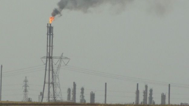 Campo incendiado por militantes de EI al sur de la ciudad iraquí de Kirkuk