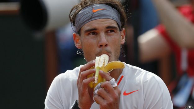 El tenista español Rafael Nadal se come una banana