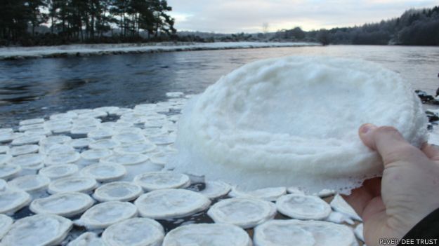 Panqueques de hielo en el río Dee, Escocia.