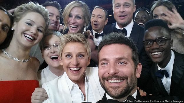 "Usie" o selfie en grupo durante la 86 celebración de los Oscar