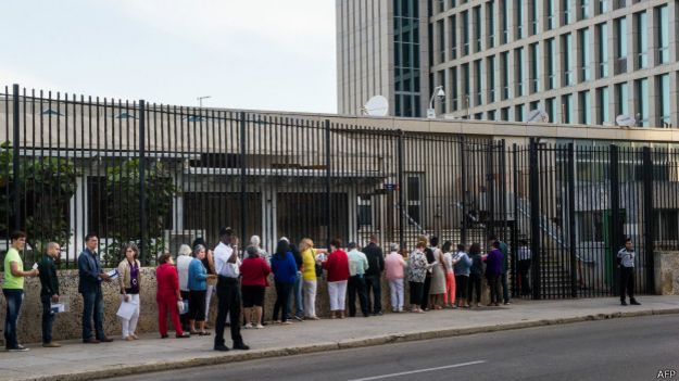 Кубинцы стоят в очереди за визой в США