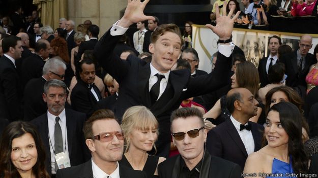 El actor inglés Benedict Cumberbatch apareció de la nada detrás de la banda de rock U2 durante la celebración de los Oscar 2014. 