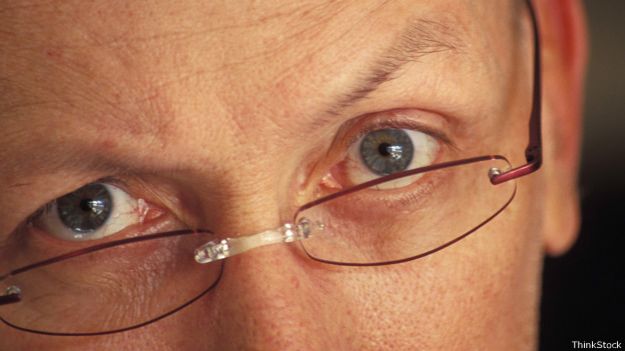 Ojos de hombre maduro con lentes
