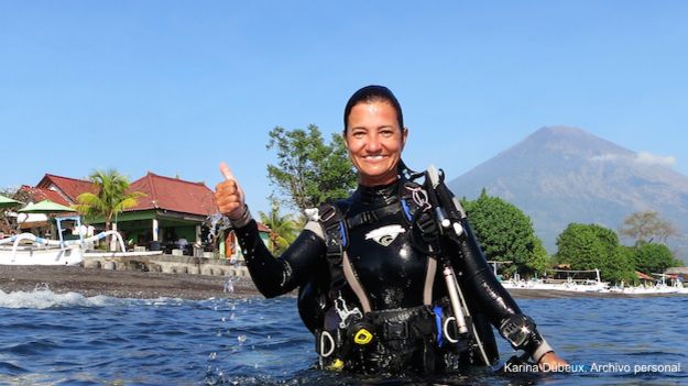 Karina Dubeux, brasileña sobreviviente del tsunami de 2004 en Tailandia, en una salida de buceo.