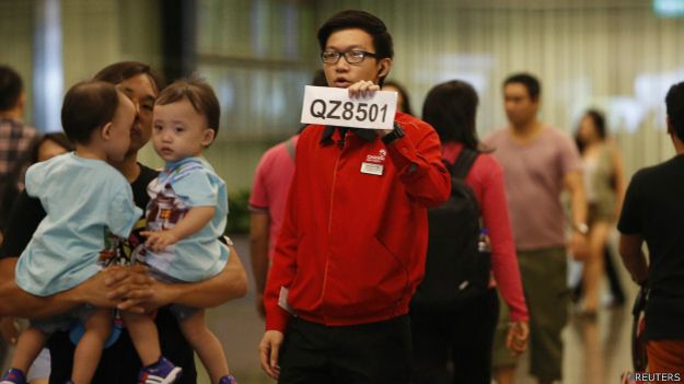 Funcionário da AirAsia reúne parentes de passageiros desaparecidos (foto: Reuters)