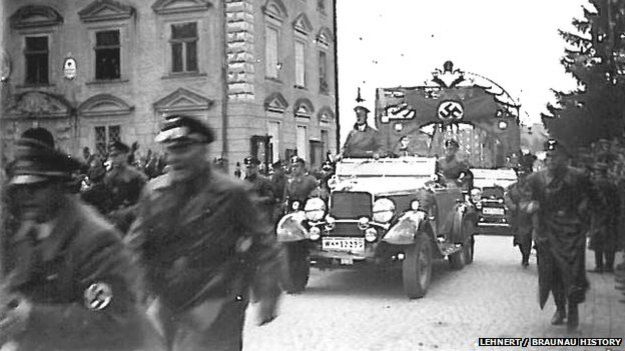 Hitler en Braunau am Inn, camino a Viena