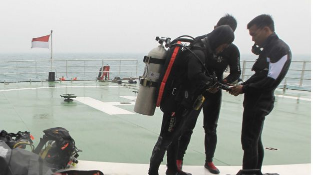 Mergulhadores se prepara para buscar destroços do avião (foto: EPA)
