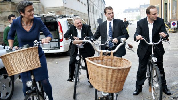 Primer ministro danés y otros en bicicleta.