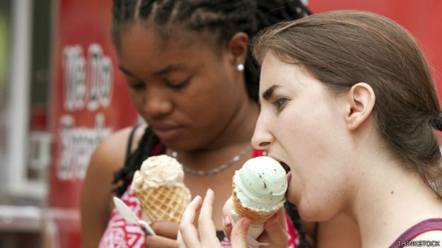 Mujeres comiendo helados