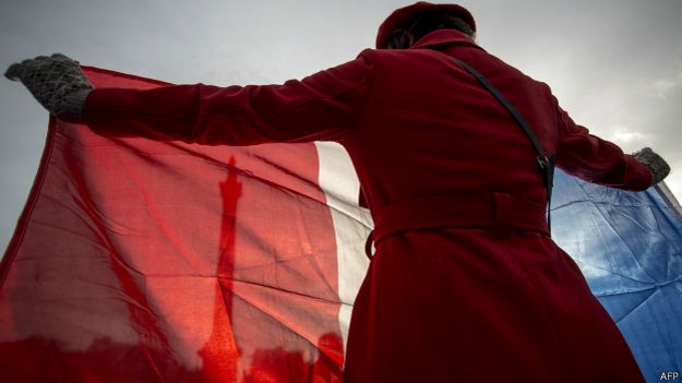 Mujer con la bandera de Francia