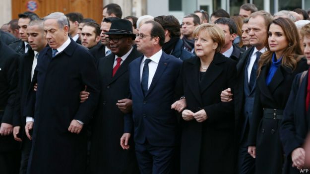 Hollande acompañado de Ángela Merkel