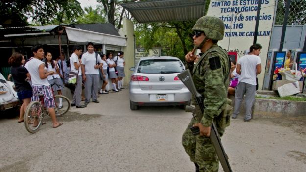 Militares vigilan escuelas en Acapulco, México. Foto: AFP/Getty