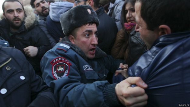 Полицейский и демонстрант в Ереване