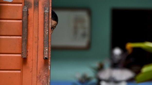 Migrante se asoma por la puerta del albergue Belén de Saltillo, Coahuila, México. Foto: AFP/Getty