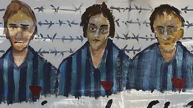 Cartaz de cerimônia para relembrar prisioneiras | Foto: Getty 