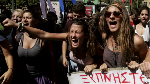 Estudantes gregos fazem passeada de apoio a servidores públicos em Atenas em setembro de 2013 | Foto: Getty
