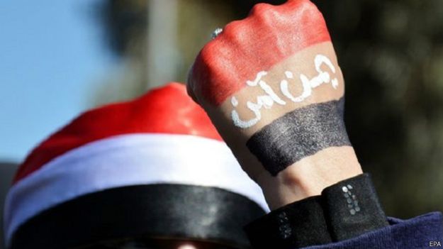 يد امرأة مكتوب عليها "يمن آمن" في مظاهرة ضد الحوثيين