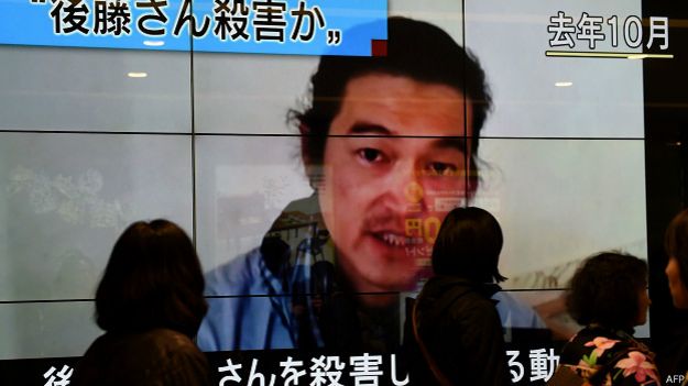 Japoneses assistem a vídeo sobre Kenji Goto | Foto: AFP