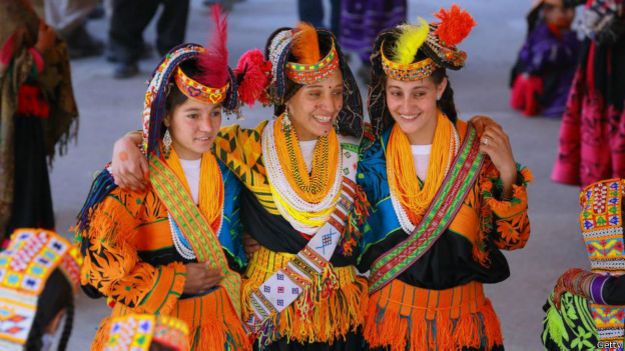 Jovens no Vale de Kalash, no Paquistão