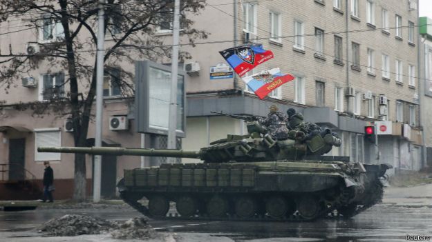 Танк на улице Донецка с флагами ДНР и России