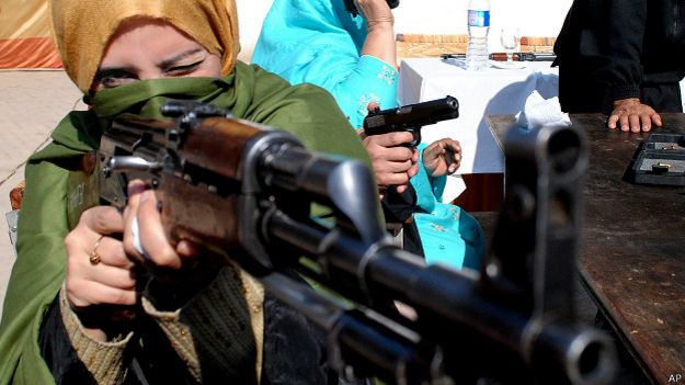 Maestra paquistaní en una práctica con armas