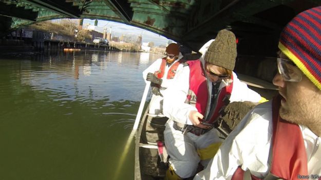 Voluntarios y científicos en el canal Gowanus