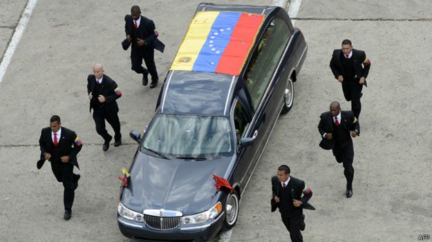 Escoltas acompañan a Chávez