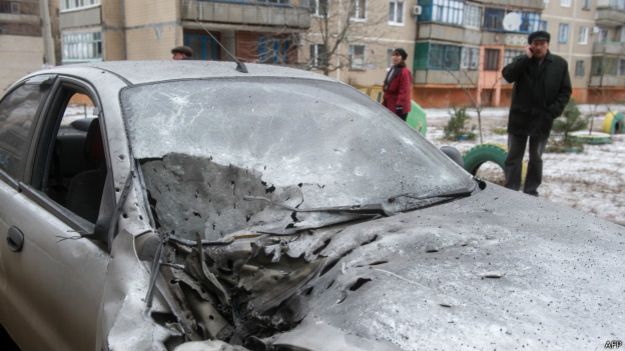 Разрушенный снарядом автомобиль