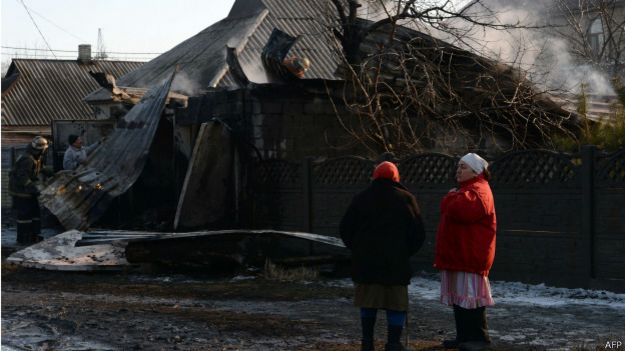 頓涅茨克消防人員在一處遭炮火擊中的民房撲救（13/2/2015）