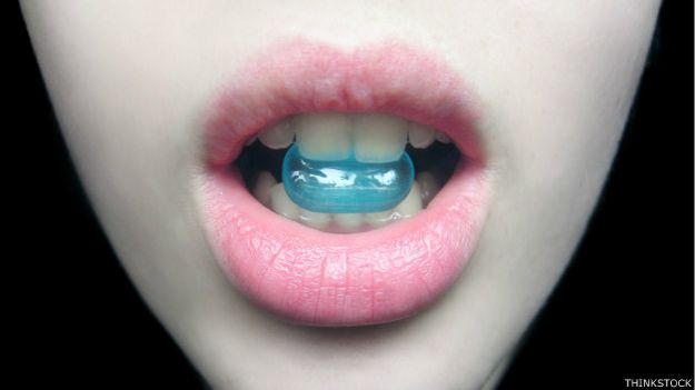 Close up de una boca con una pastilla
