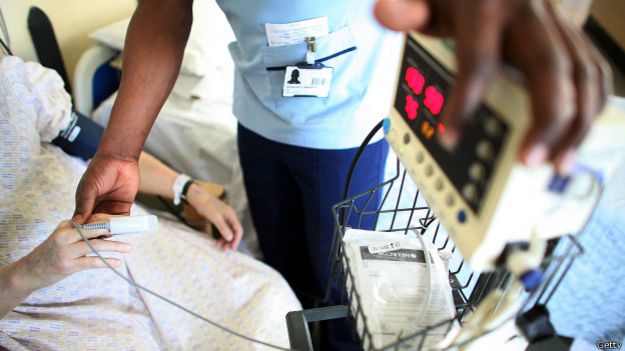Un paciente con monitores en hospital