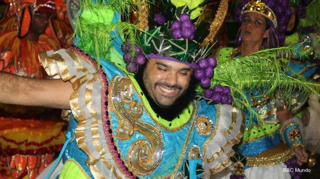 El brasileño Cleisson Cunha baila en Río con la escola de samba Mocidade.